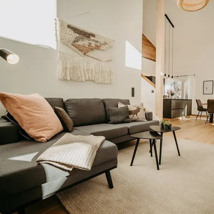Großer Wohnbereich im Haus Wildmoos mit komfortabler Couch und liebevoller Einrichtung