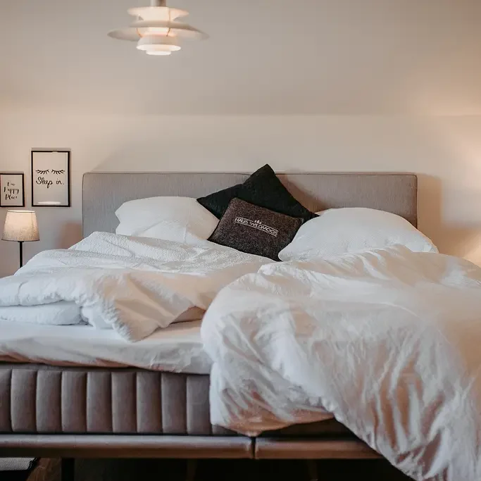 sehr gemütliches Doppelbett im Schlafzimmer im OG