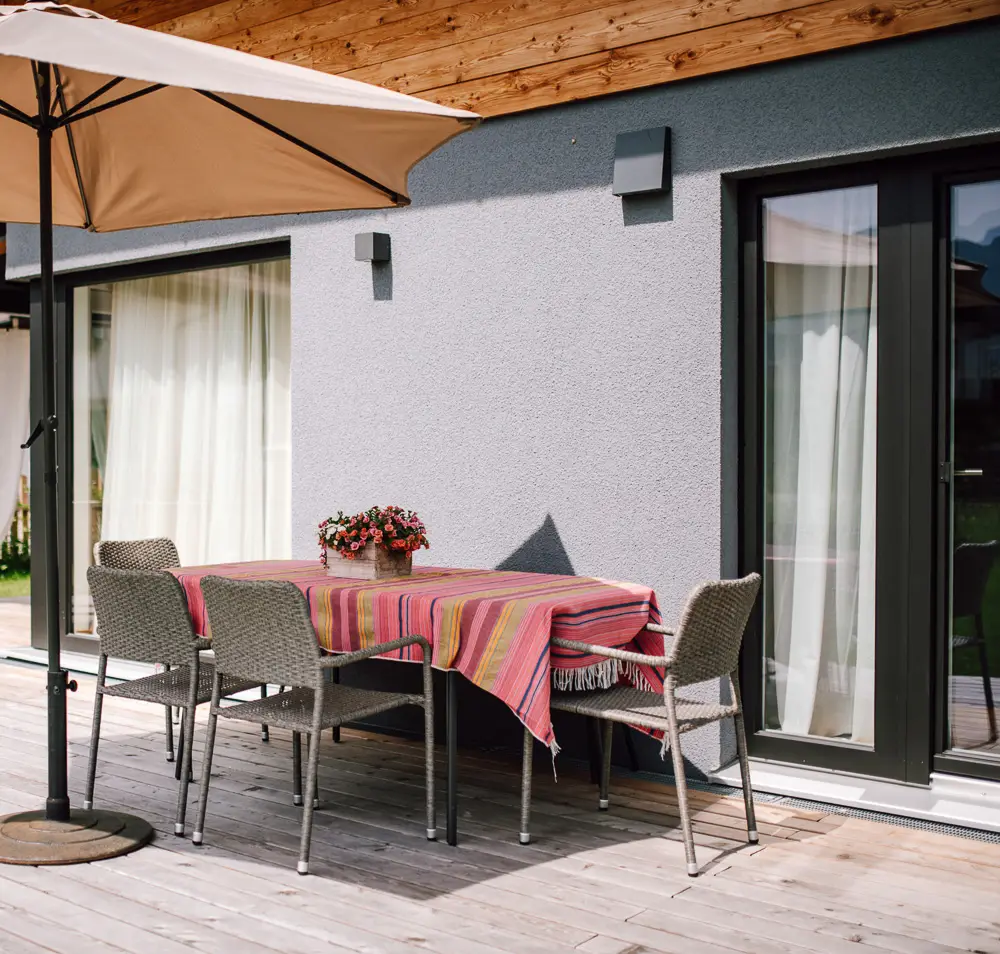 Terrasse mit Tisch – ideal für Mahlzeiten im Freien