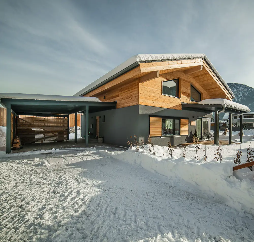 Hausansicht vom Haus Wildmoos mit Carport und Schneedecke im Vorgarten