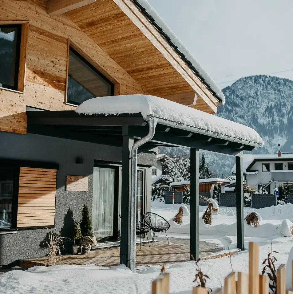 Winteransicht des Hauses Wildmoos mit verschneiter Einfahrt