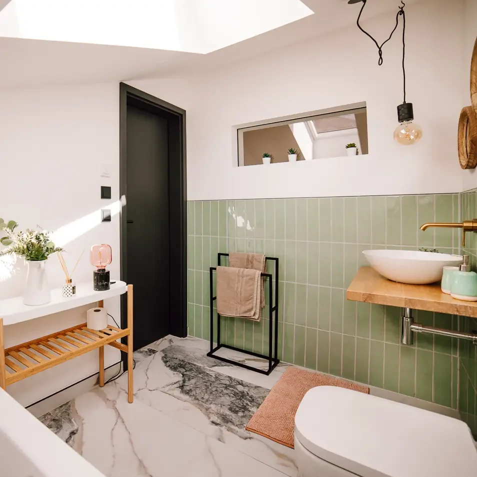 Geräumiges Badezimmer im Obergeschoss mit Badewanne und WC