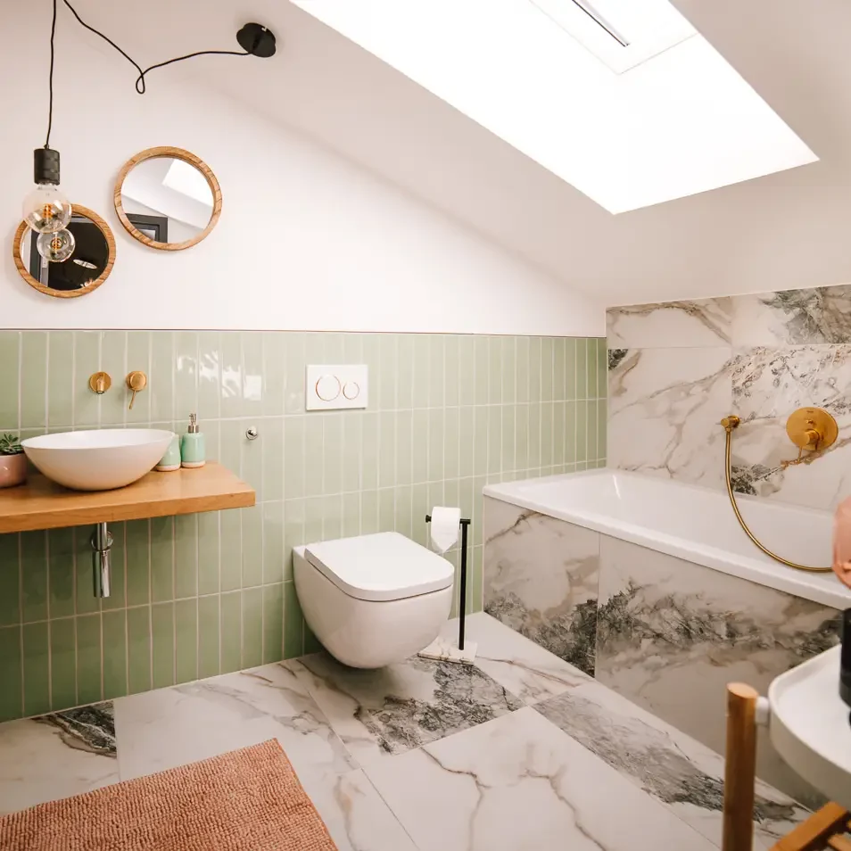 Dachgeschossbad mit schrägem Fenster und Badewanne