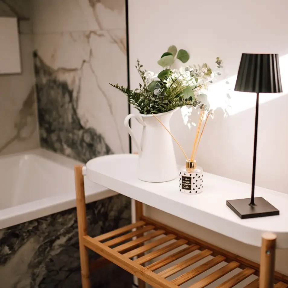 Detailaufnahme Badewanne mit Deko – moderne Wohlfühlatmosphäre