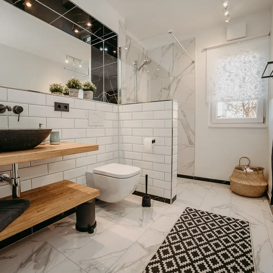 Modernes Badezimmer mit Dusche, großem Spiegel und Fenster