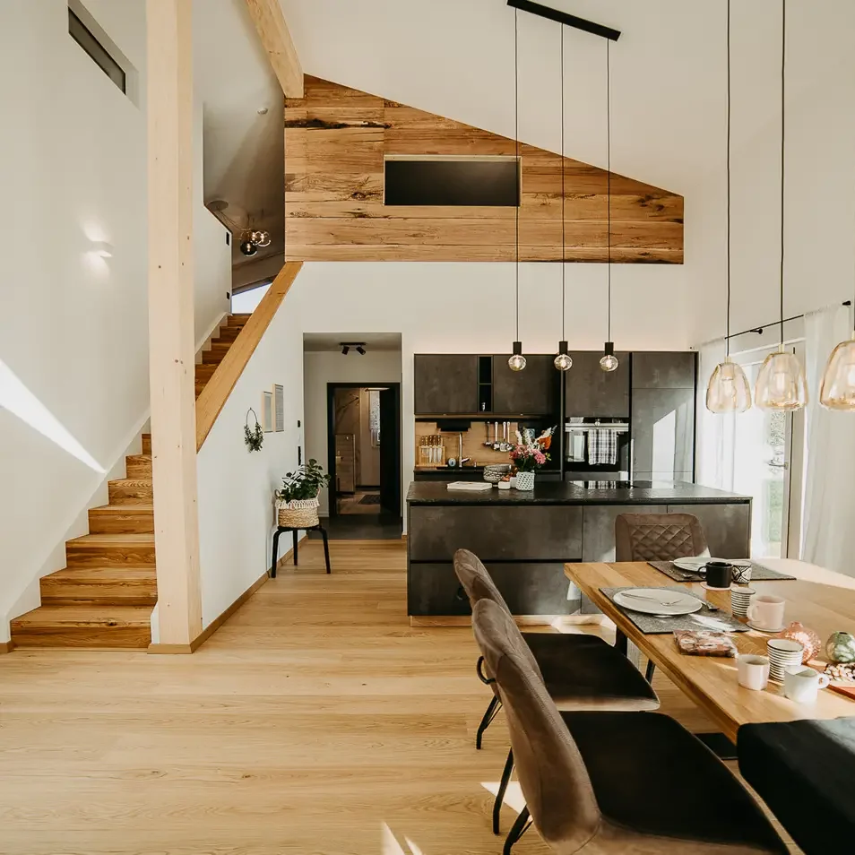 Wohnküche mit Esstisch – offenes, helles Raumkonzept im Haus Wildmoos