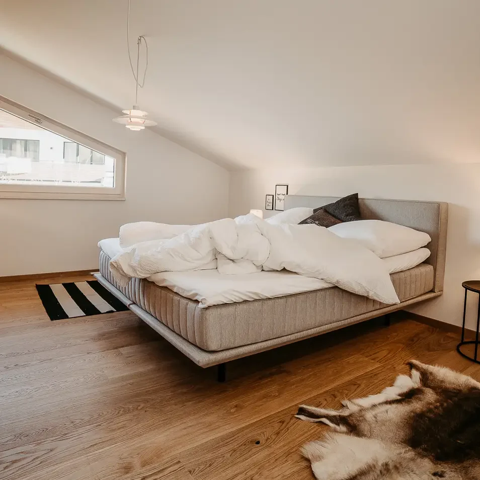 Modernes Schlafzimmer mit heller Einrichtung