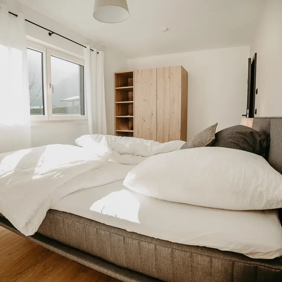 Großes Boxspringbett mit Tageslichtfenster – stilvoll und modern