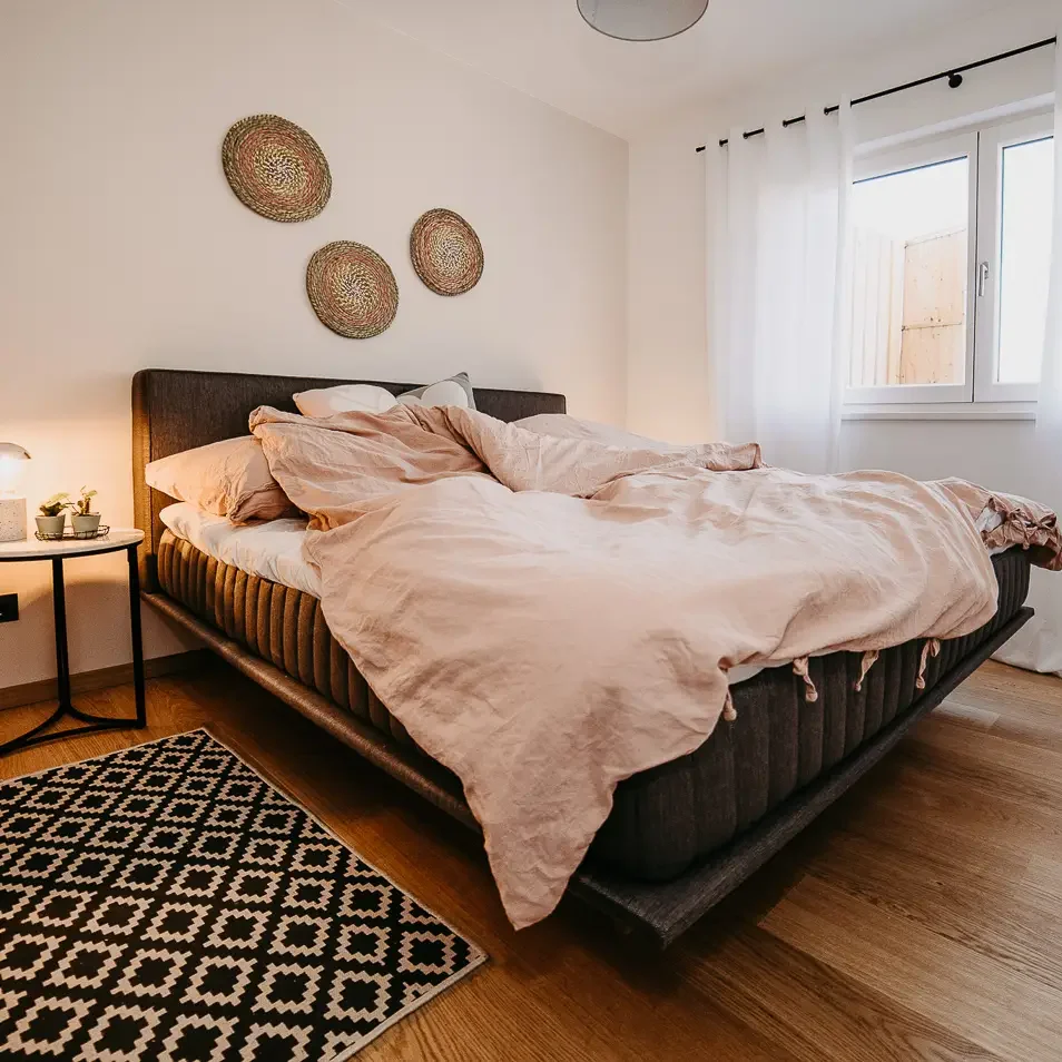 Gemütliches großes Bett im Schlafzimmer Nr. 2 im Haus Wildmoos