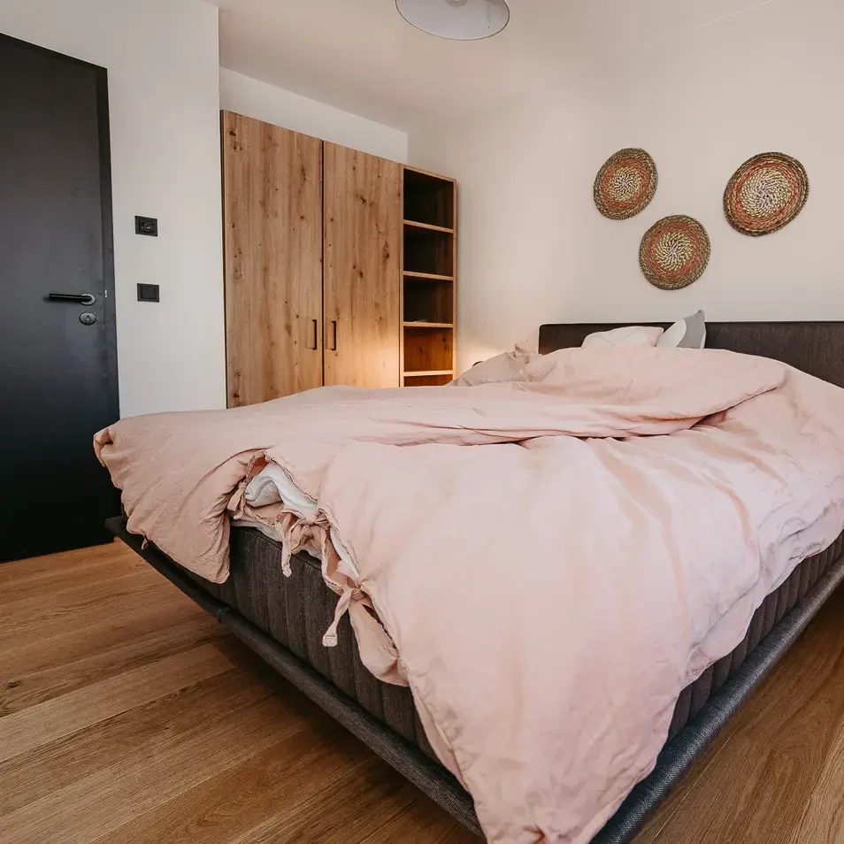 Schlafzimmer Nr. 2 mit rosa Decke und minimalistischem Stil