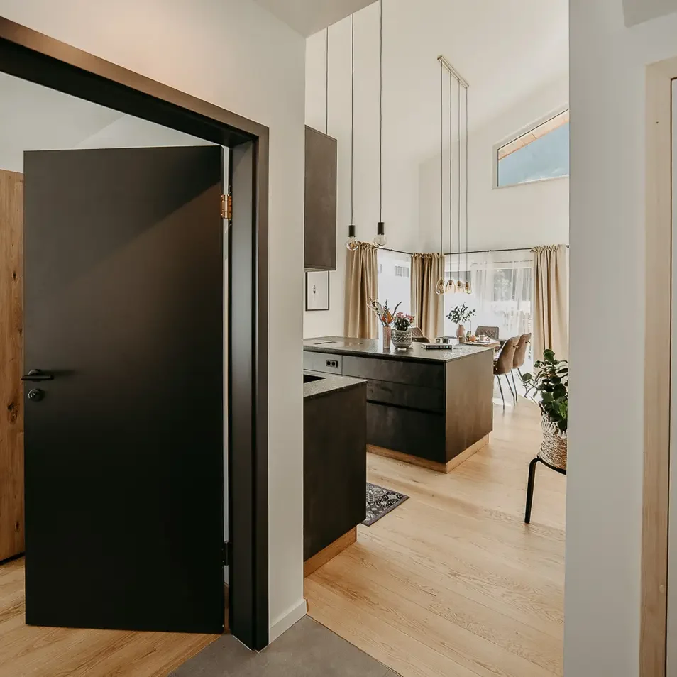 Blick in den Flur mit Tür zur Küche – klarer, moderner Stil