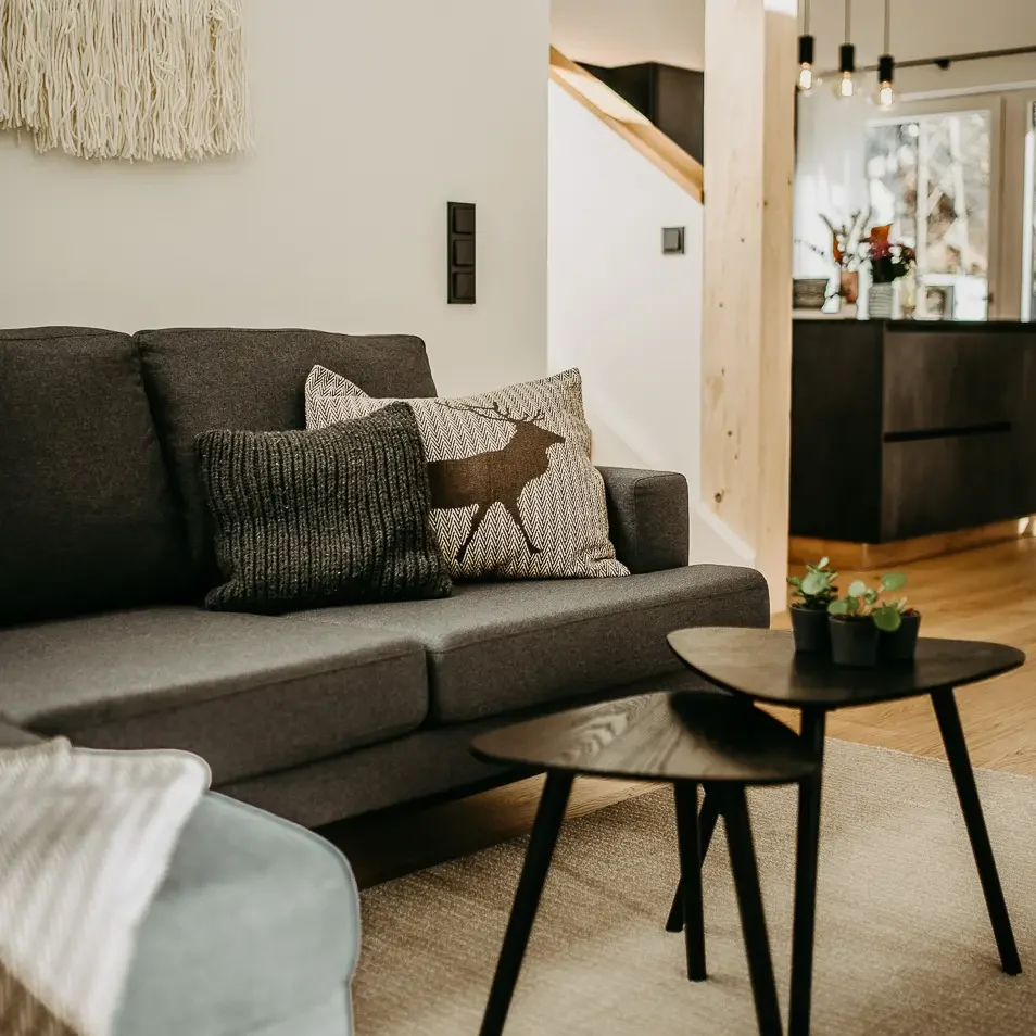 Gemütlicher Wohnbereich im Haus Wildmoos mit komfortabler Couch und liebevoller Einrichtung