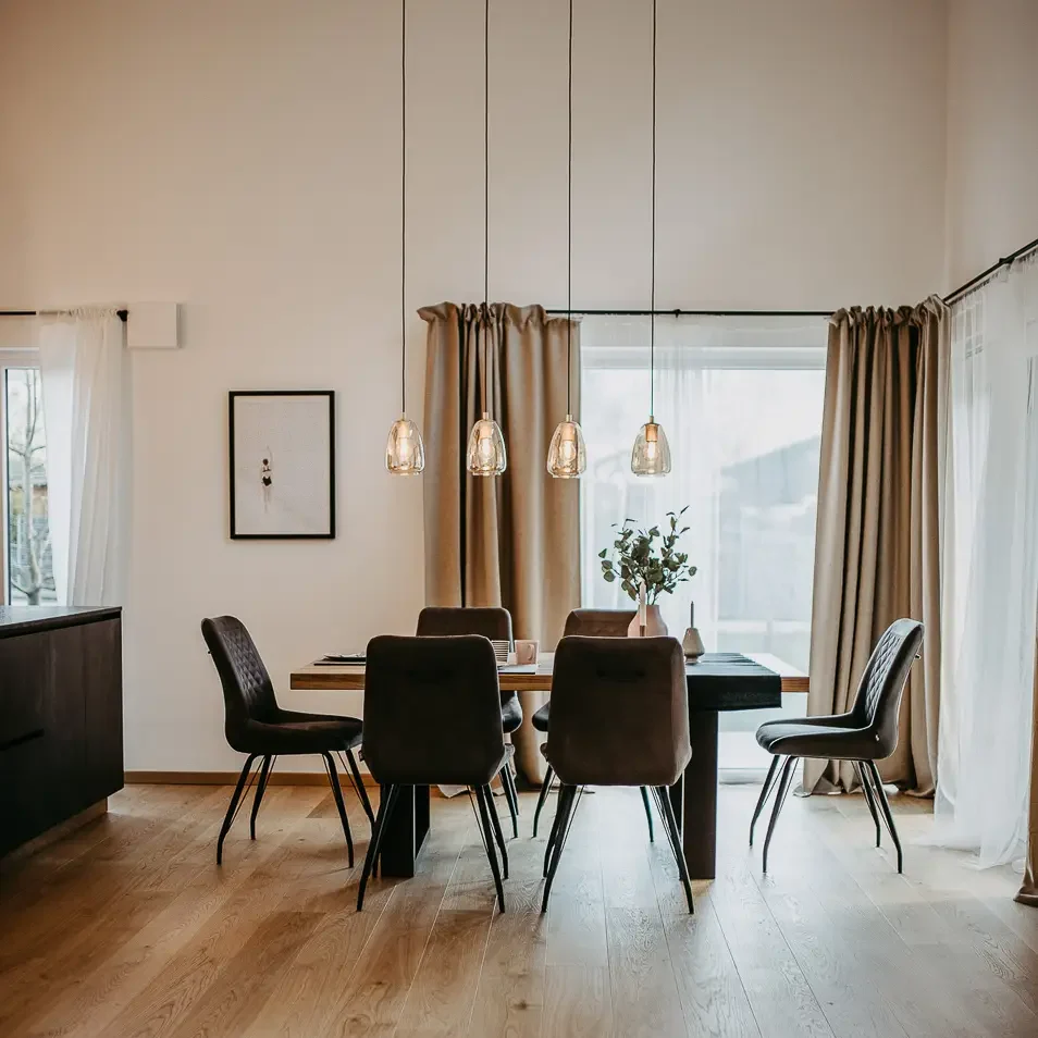 Esstisch mit Stühlen und Hängeleuchten – Essbereich mit Stil