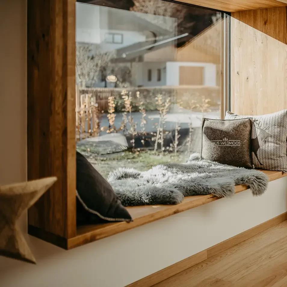 Lesefenster mit Blick nach draußen – gemütlicher Rückzugsort