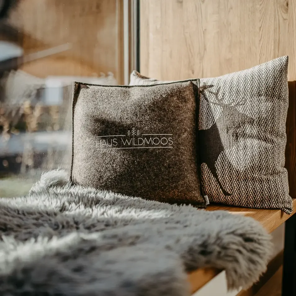 Kuschelige Lesefenster mit Kissen und Fell – ideal zum Entspannen